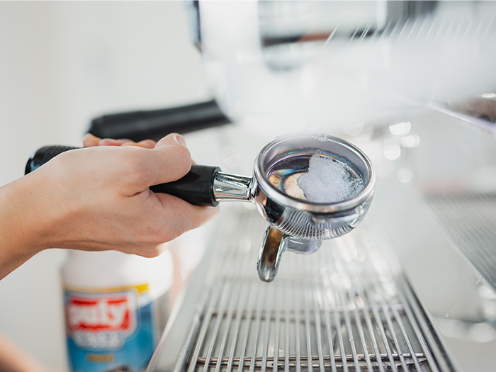 آموزش کامل شست‌وشوی ماشین اسپرسو